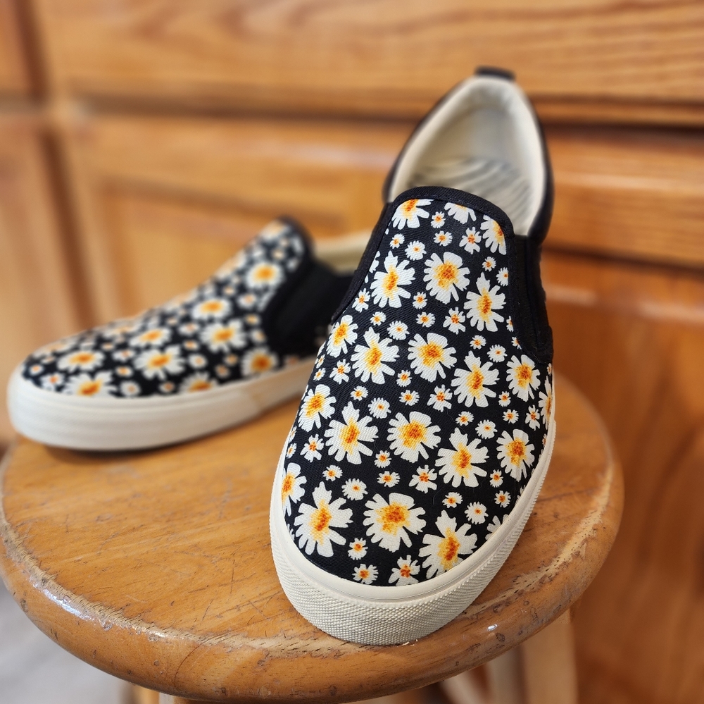 Taos Rubber Soul Sneaker Black Daisy size 9